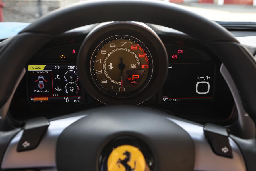 Панель приборов Ferrari F8 Tributo 2019 года  (фото 37 из 52)